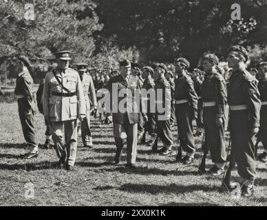 Seconda guerra mondiale Italia - il generale Sir Henry Maitland Wilson (a sinistra) Comandante Supremo alleato nel Mediterraneo, e il maggiore generale John K. Cannon, Comandante della 12th Air Force ispezionano un reggimento R.A.F. prima che il 12th Air Force Commanding General fosse investito dell'ordine del Cavaliere Comandante dell'Impero britannico (K.B.E.). Il generale Wilson ha fatto la presentazione. Ottobre 1944 Foto Stock