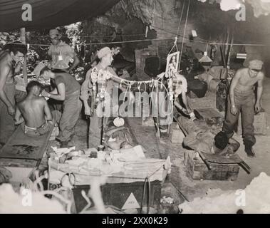 Seconda guerra mondiale Battaglia di Okinawa. Punto raccolta aprile - giugno 1945. I feriti della prima Divisione Marines ricevono sangue plasma e sangue intero e le loro ferite sono curate dai soldati della Marina nel punto di raccolta della Divisione a Okinawa. Foto Stock