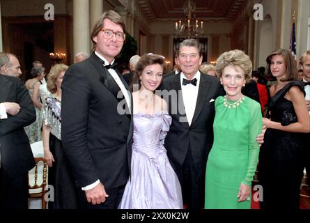 Il presidente Reagan e Nancy Reagan con l'attrice Jane Seymour e David Flynn durante una cena di stato per il primo ministro pakistano Junejo nella sala d'ingresso. 16 luglio 1986 Foto Stock