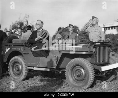 Il presidente Franklin D. Roosevelt sedette in Jeep con Hat sopra il cuore, rivedendo le truppe con il generale George Patton, Casablanca. 18 gennaio 1943 Foto Stock