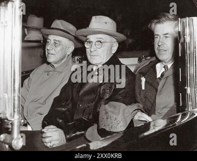 Il Presidente Franklin D. Roosevelt, il Vicepresidente eletto Harry S. Truman e il Vicepresidente Henry Wallace in macchina. Il Presidente Roosevelt sta tornando al Campidoglio dalla Union Station durante una pioggia. 10 novembre 1944. Foto Stock