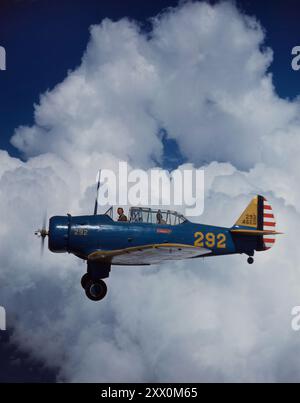 Foto d'epoca del North American BT-9 in volo. 1940 il North American BT-9 era la designazione United States Army Air Corps (USAAC) per un monoplano da addestramento primario monoplano ad ala bassa che servì prima e durante la seconda guerra mondiale Foto Stock