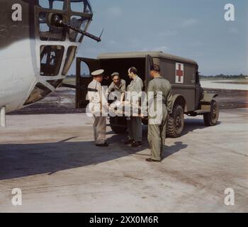 Word War II. Medici soldati evacuano i feriti dall'aereo. anni '1940 Foto Stock