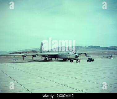 Era della Guerra fredda. B-36 consolidato, utilizzato dallo Special Weapons Command in connessione con il Continental Nuclear test Program, Indian Springs Air Force base, Nevada. 15 marzo 1953. Foto Stock