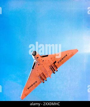 Era della Guerra fredda. Vista frontale ad angolo basso di una dimostrazione di volo inglese Avro 'Vulcan' durante il 'Congresso Mondiale del volo' a Las Vegas, Nevada. Aprile 1959 Foto Stock