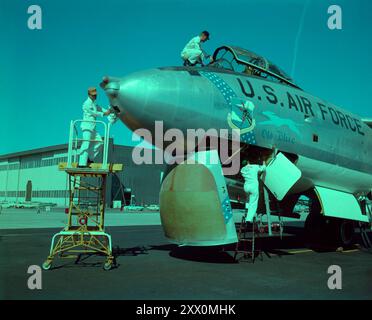 Era della Guerra fredda. L'equipaggio di terra di un Boeing B-47 Stratojet del 310th Bomb Wing controlla i suoi aeromobili durante l'11th Annual Strategic Air Command Bomb Meet." McCoy AFB, Florida. Ottobre 1959 Foto Stock