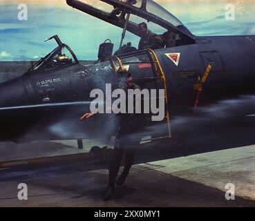 Guerra del Vietnam. Il tenente colonnello John Prodan e il maggiore Kenneth V. Steinharter, del 460th Tactical Reconnaissance Wing, sono alla fine dell'ultima missione dei loro aerei RB-57. Tan Son Nhut AB, Vietnam del Sud. Luglio 1971 Foto Stock