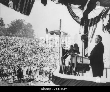 Il Presidente Herbert Hoover fa il discorso del Memorial Day a Valley Forge. 30 maggio 1931. Foto Stock