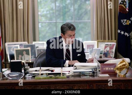 Il presidente Reagan lavora nell'ufficio ovale. 31 maggio 1985 Foto Stock