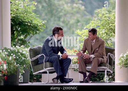 Il Presidente Reagan e il Vice Presidente George Bush sul Colonnato. 7 luglio 1988 Foto Stock