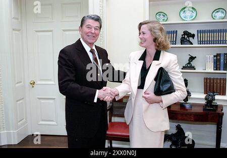 Il presidente Reagan saluta l'attrice Cybill Shepherd nell'ufficio ovale. 8 giugno 1988 Foto Stock