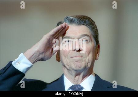 Il presidente Reagan saluta durante un saluto delle forze Armate al presidente Reagan e alla base dell'aeronautica militare Nancy Reagan Andrews a Camp Springs, Maryland. 12 gennaio 1989 Foto Stock