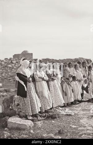 Vita in Palestina all'inizio del XX secolo. La Pasqua Samaritana sul Monte Gerizim. Il posto delle donne alla cerimonia. Palestina storica. Impero Ottomano. 1900-1920 Foto Stock