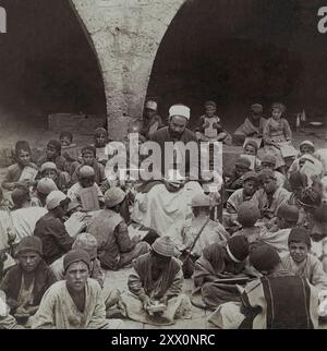 Vita in Palestina all'inizio del XX secolo. Scuola nativa Mohammedan ad al-Bireh (Beeroth). Palestina storica. Impero Ottomano. Ottobre 1905 Foto Stock