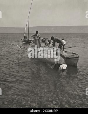 Vita in Palestina all'inizio del XX secolo. Pesca nel mare di Galilea. Palestina storica. Impero Ottomano. Gennaio 1913 Foto Stock