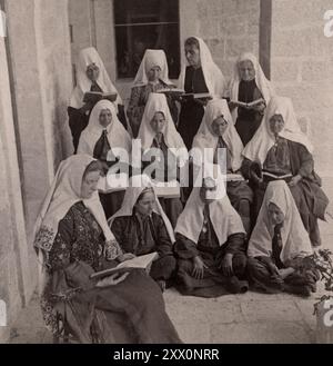 Vita in Palestina tra la fine del XIX e l'inizio del XX secolo. "Cerca le Scritture" - una classe biblica di madri cristiane a Betlemme di Giudea. Palestina storica. Impero Ottomano. 1890-1900 Foto Stock