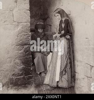 Vita in Palestina tra la fine del XIX e l'inizio del XX secolo. Una vecchia Mat-Maker e sua figlia, Nazareth. Palestina storica. Impero Ottomano. 1890-1900 Foto Stock