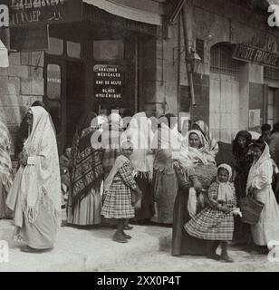 Vita in Palestina all'inizio del XX secolo. Donne contadine vicino alla porta di Joppa, Gerusalemme. Palestina storica. Impero Ottomano. Novembre 1903 Foto Stock