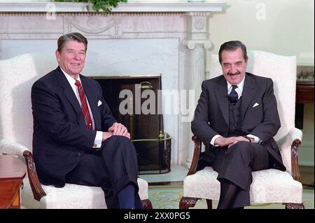 Visita di lavoro del presidente Alfonsin dell'Argentina, opportunità di scattare foto con il presidente Reagan in ufficio ovale. 17 novembre 1986 Foto Stock
