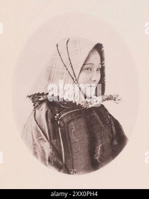 Foto vintage di coiffure cinese femminile. Illustrations of Qing China, 1875 foto mostra la copertura indossata dalle donne del sud della Cina durante i mesi invernali. È costituito da un fazzoletto quadrato ricamato di cotone o seta, piegato diagonalmente e legato da due delle estremità sotto il mento. I capelli del cinese sono neri uniformi o molto scuri. Anche i loro capelli sono uniformemente lisci, e gli uomini indossano tutti la coda, mentre le donne vestono le loro tombe in una varietà di forme artistiche per adattarsi alla moda prevalente della località in cui risiedono. Foto Stock