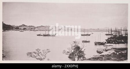 Foto d'epoca di Kulangsu (Gulangyu). Illustrazioni di Qing Cina, 1875 l'isola di Kulangsu (Gulangyu), nella provincia di Fukien, forma parte del confine occidentale del porto di Amoy, e presenta un aspetto pittoresco se vista dalle alture granitiche dell'isola di Amoy di fronte. Gulangyu è un'isola pedonale al largo della costa di Xiamen, nella provincia del Fujian, nel sud-est della Cina. Sito Patrimonio dell'Umanità dell'UNESCO, l'isola è di circa 2 km2 di superficie ed è raggiungibile con un viaggio in traghetto di 8 minuti dal centro di Xiamen. Foto Stock