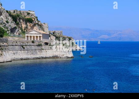 Kerkyra, capitale dell'isola di Corfù, Grecia. Vista della Fortezza Vecchia della città di Corfù sulla penisola nel mare azzurro cristallino. Foto Stock