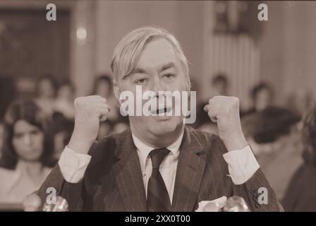 Daniel Patrick Moynihan, parlando dietro i microfoni, gestendo con le mani, probabilmente in una riunione della commissione per le relazioni estere del Senato. USA, 1976 marzo 25. Di M.S. Trikosko Daniel Patrick Moynihan (1927 – 2003) è stato un politico e diplomatico statunitense. Membro del Partito Democratico, rappresentò New York al Senato degli Stati Uniti dal 1977 al 2001 dopo essere stato consigliere del presidente Richard Nixon e ambasciatore degli Stati Uniti in India e alle Nazioni Unite Foto Stock