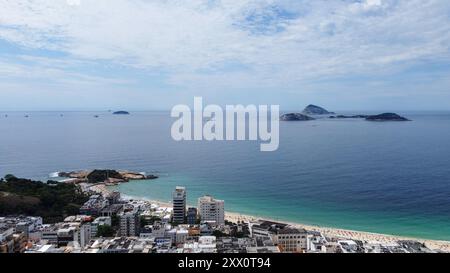Rio de Janeiro, Brasile - 15 novembre 2022: Vista aerea di Ipanema e Arpoador, tra cui la spiaggia e alcune isole sull'oceano, Rio de Janeiro. Foto Stock