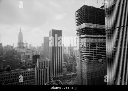 Vista della costruzione del World Trade Center. Stati Uniti, New York. 1971 12 gennaio. Di Thomas o'Halloran. La fotografia mostra lo skyline di New York, con le Twin Towers del World Trade Center in costruzione in primo piano. Foto Stock