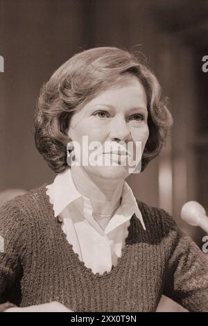 Foto d'epoca della First Lady Rosalynn Carter che testimonia a nome della Commissione del Presidente sulla salute mentale davanti alla sottocommissione del Senato sulla salute e la ricerca scientifica, Washington, D.C. USA, 7 febbraio 1979 di W.K. Leffler Foto Stock