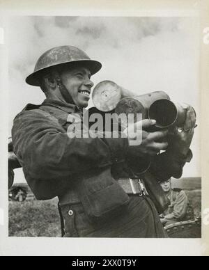 Seconda guerra mondiale Un membro dell'equipaggio polacco della pistola porta via un carico di proiettili. Iran. 1944 Foto Stock