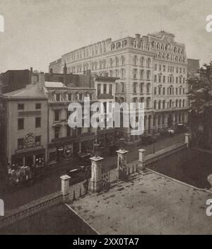 Foto d'epoca del Parker House Hotel (Omni Parker House). Boston, Stati Uniti. 1860 il Parker House Hotel, probabilmente nei primi anni '1860, così come apparve quando i fondatori dell'Atlantico tennero una cena il 5 maggio 1857, per discutere prima della creazione di una nuova rivista sulla politica, la letteratura e le arti Osserva le numerose carrozze trainate da cavalli lungo School Street, tra cui una che trasporta barili di legno parcheggiata di fronte al negozio di cartelli in basso a sinistra. La Parker House è ancora in funzione, ora chiamata Omni Parker House. Foto Stock