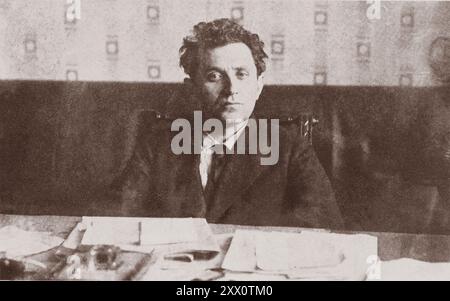 Foto d'epoca di Grigory Zinoviev. Presidente del comune di Pietrogrado (membro del Presidium del Comitato esecutivo centrale dei sovietici). 1917-1919 Grigory Yevseyevich Zinoviev (nato Ovsei-Gershon Aronovich Radomyslsky; 1883 – 1936) è stato un rivoluzionario russo e politico sovietico. Importante veterano bolscevico, Zinoviev era il più stretto collaboratore di Vladimir Lenin prima del 1917 e una figura di primo piano del governo dell'Unione Sovietica, servendo come presidente dell'Internazionale Comunista (Comintern) dal 1919 al 1926. Foto Stock