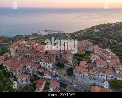 Pisciotta, nel Parco Nazionale del Cilento, con colline terrazzate, antiche case in pietra e il blu intenso del Mar Tirreno, particolarmente affascinante al tramonto Foto Stock