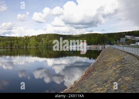 Parete diga del serbatoio di Lipno. Foto Stock