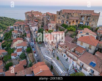 Pisciotta, nel Parco Nazionale del Cilento, con colline terrazzate, antiche case in pietra e il blu intenso del Mar Tirreno, particolarmente affascinante al tramonto Foto Stock