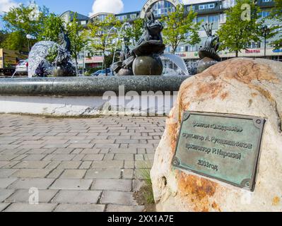 Dmitrov, Russia - 21 agosto 2023: Targa commemorativa presso la fontana "Waiting", la città di Dmitrov della regione di Mosca Foto Stock