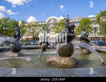 Dmitrov, Russia - 21 agosto 2023: Fontana "in attesa" in Professional Street Dmitrov, regione di Mosca Foto Stock