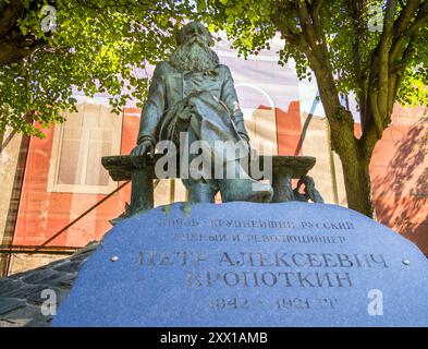 Dmitrov, Russia - 21 agosto 2023: Monumento a P.A. Kropotkin, città di Dmitrov, regione di Mosca Foto Stock