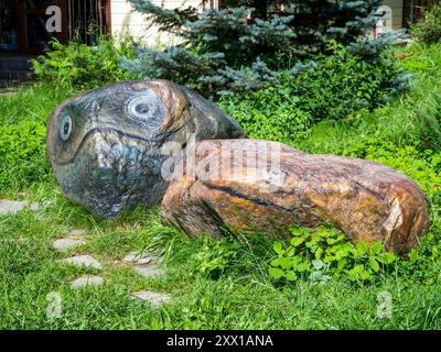 Dmitrov, Russia - 21 agosto 2023: Rocce dipinte per sembrare rane Foto Stock