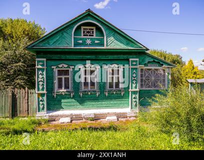 Dmitrov, Russia - 21 agosto 2023: Antica casa in legno, paesaggio urbano della città di Dmitrov, regione di Mosca Foto Stock