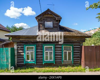 Dmitrov, Russia - 21 agosto 2023: Vecchia casa di legno. Paesaggio urbano di Dmitrov, regione di Mosca Foto Stock