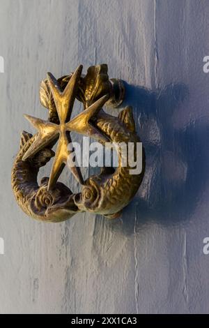 Una porta maltese bussa con sfondo blu Foto Stock