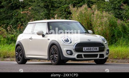 Potterspury, Northants, Regno Unito - 11 agosto 2024: 2019 Mini Cooper bianca che guida su una strada britannica Foto Stock