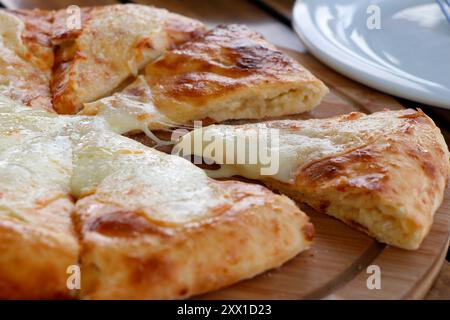 Pane tradizionale georgiano con formaggio noto come piatto imeruli khachapuri in primo piano sul tavolo Foto Stock