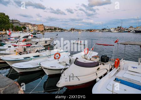 Sinop, Turchia - 31 luglio 2024: Imbarcazioni ormeggiate nel porto di Sinop, Turchia. Foto Stock