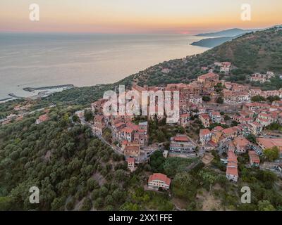 Pisciotta, nel Parco Nazionale del Cilento, con colline terrazzate, antiche case in pietra e il blu intenso del Mar Tirreno, particolarmente affascinante al tramonto Foto Stock