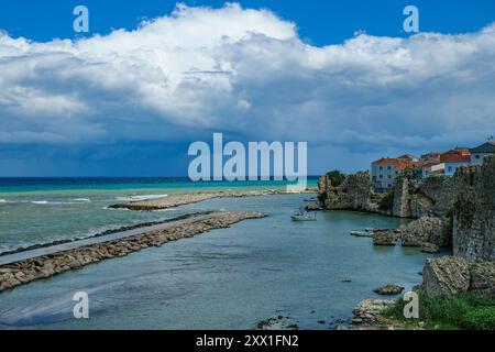 Sinop, Turchia - 31 luglio 2024: Vista sulla spiaggia di Kumkapi a Sinop, Turchia. Foto Stock