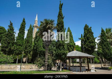 Sinop, Turchia - 31 luglio 2024: La Moschea di Alaaddin è una moschea storica situata a Sinop, Turchia. Foto Stock