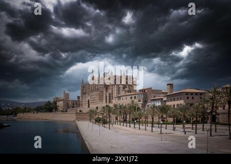 Una tempesta sta sorvolando la famosa cattedrale di Palma di Maiorca Foto Stock